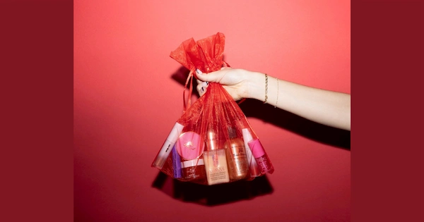 Woman holding a bag og makeup